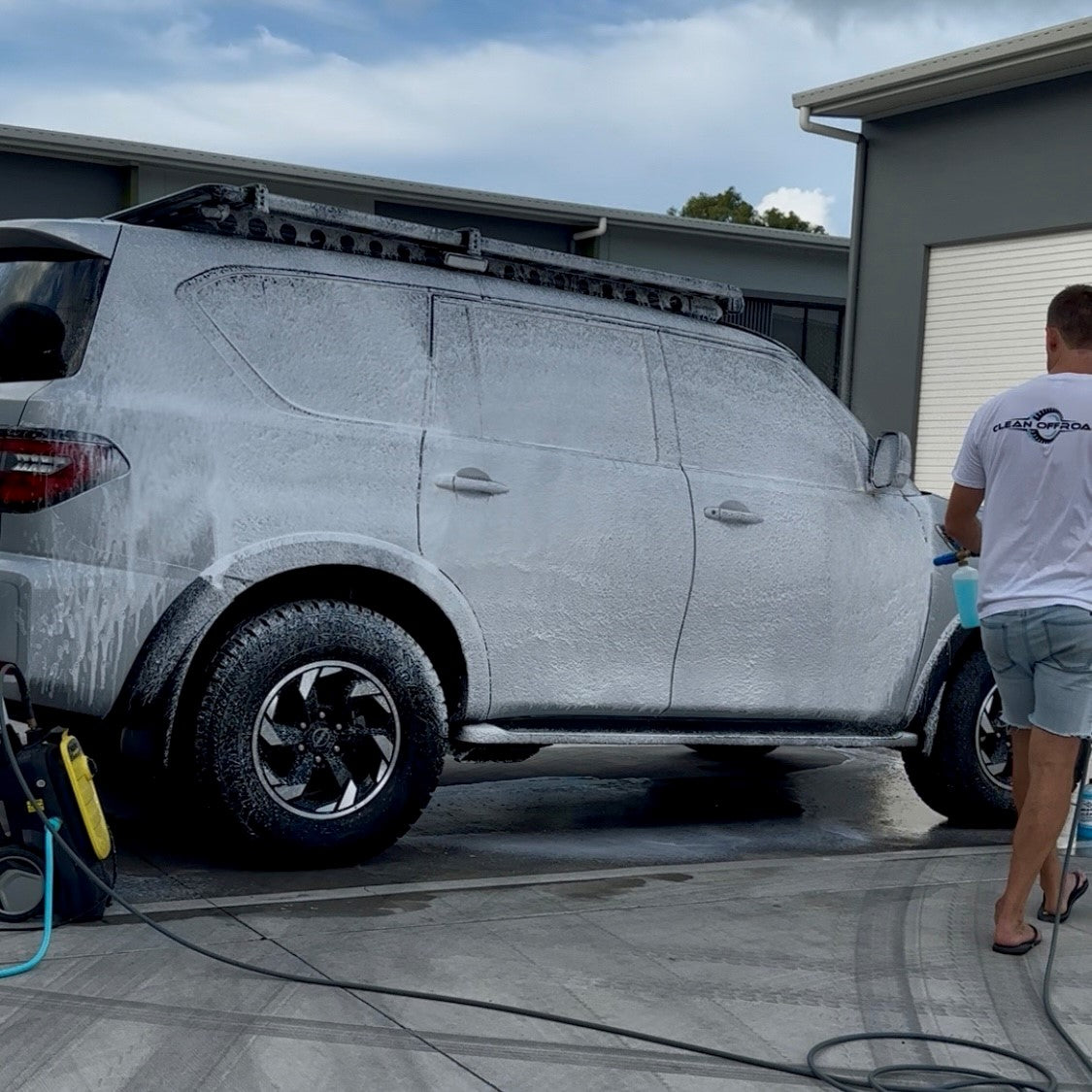 Foam covered 4wd: Foam Cannon quick and effective cleaning
